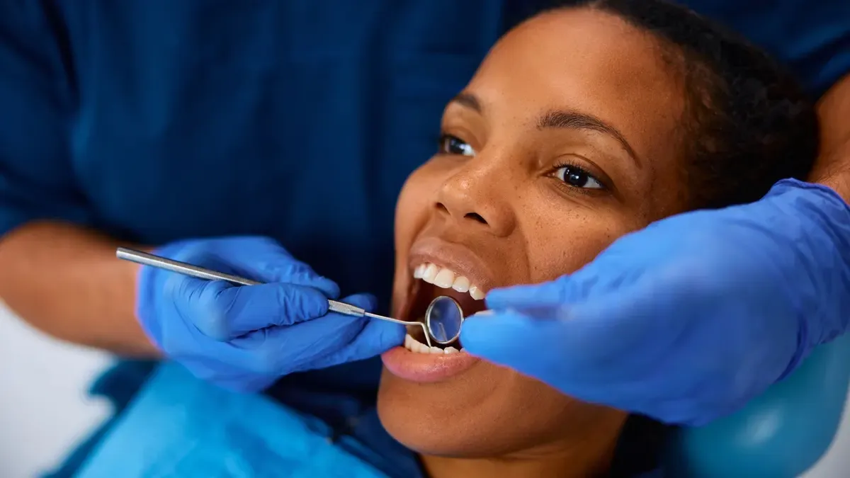 O auxiliar de dentista pode fazer limpeza dentária nos pacientes?